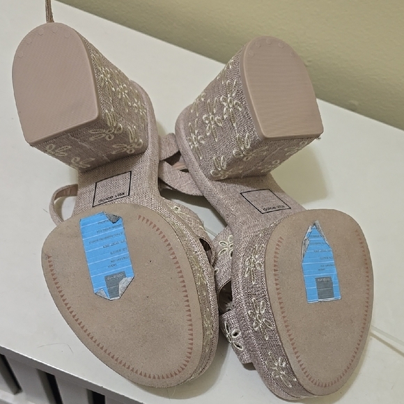 Dolce Vita Sparkling Tan Platform Heels - Picture 4 of 6